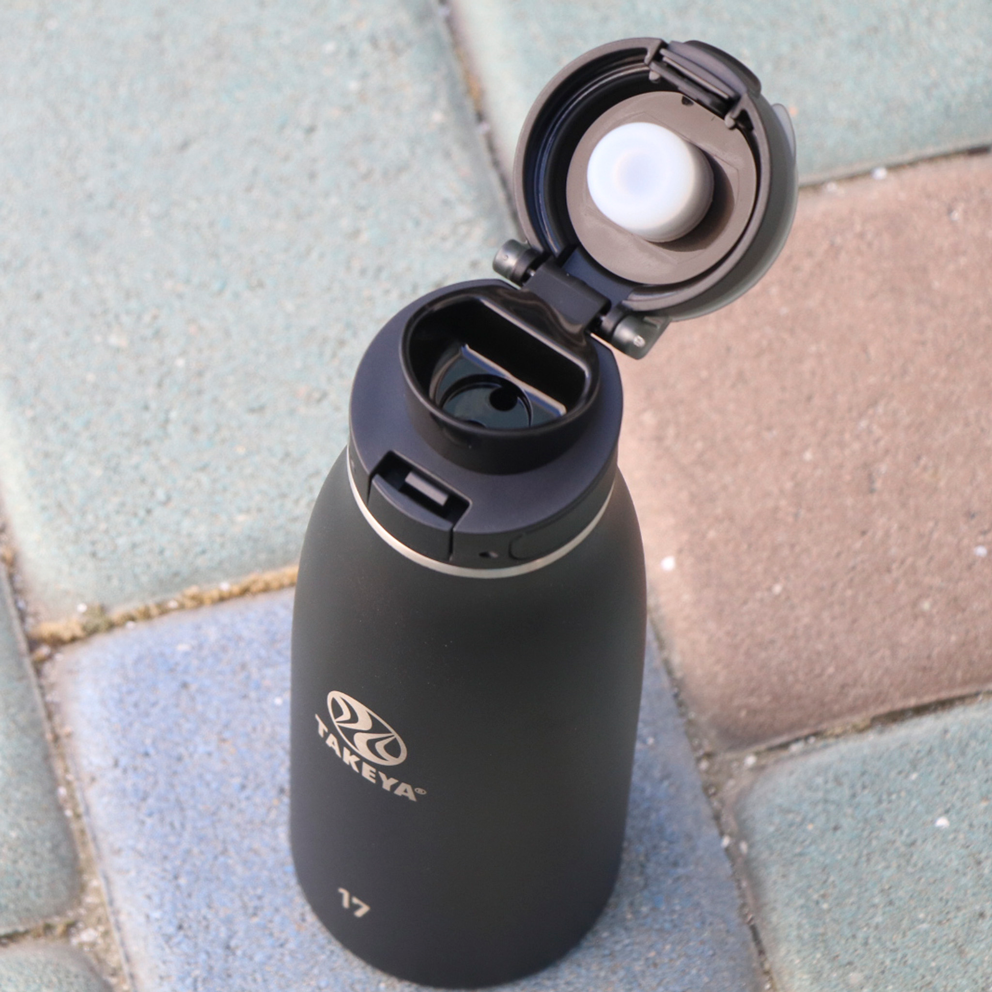 traveler-fliplocktm-lid-c0 96076-R-TravelerLid-Lifestyle-Onyx.png